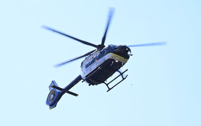 Ein Helikopter hebt über einem Polizeigelände ab