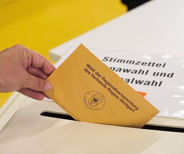 Ein Wähler gibt am Sonntag in Ludwigsburg seine Stimme für die Regionalversammlung ab.