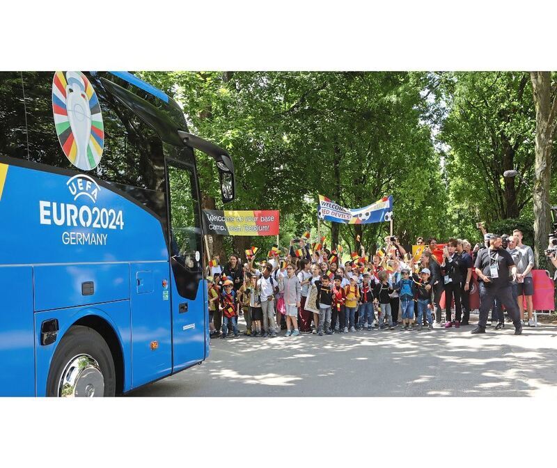 Empfang mit Fähnchen: Kinder der Ludwigsburger Kita "Hand in Hand" aus dem Schlösslesfeld sowie Schüler der Sophie-Scholl-Schule begrüßen den Bus.