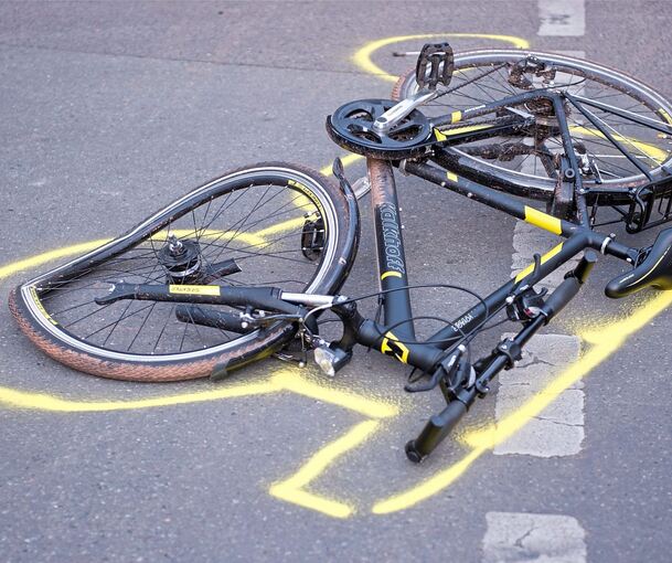 Der Fahrradfahrer wurde bei dem Unfall lebensgefährlich verletzt.