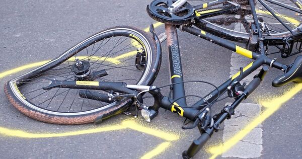 Der Fahrradfahrer wurde bei dem Unfall lebensgefährlich verletzt.