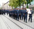 Polizisten gehen am Freitag bei einem Trauermarsch für einen bei einer Messerattacke tödlich verletzten Kollegen durch die Mannheimer Innenstadt.