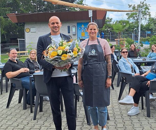 Blumen von Bürgermeister Robert Feil für Stefanie Degering, die neue Pächterin des Freibad-Kiosks. Foto privat