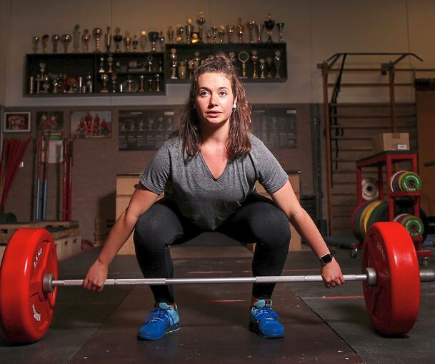 Aller Anfang ist schwer: LKZ-Volontärin Laura Walz beim Gewichthebe-Selbstversuch.