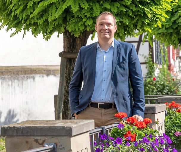 „Der Platz strahlt Ruhe aus und bietet einen Perspektivwechsel“: Bürgermeisterkandidat Lars Roller vor der Oberriexinger Georgskirche.