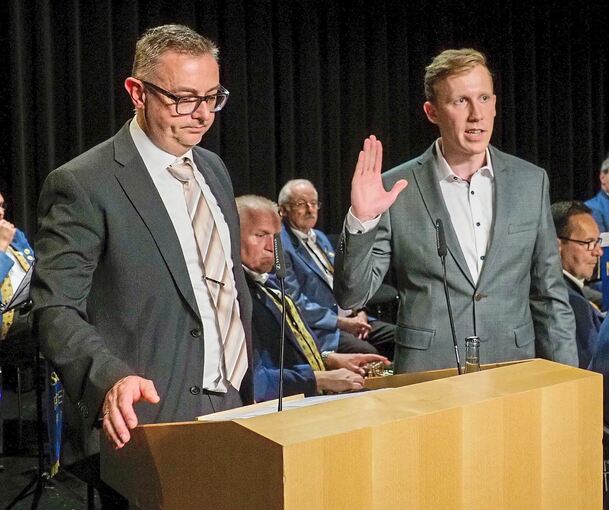 Die letzte formale Hürde ist genommen: Stadtrat Mario Wildermuth verpflichtet Jan Hambach (rechts) zum Bürgermeister.
