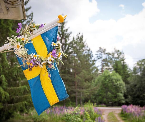 In Schweden wird im Juni ausgelassen und fröhlich Mittsommer gefeiert.
