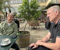 Fachsimpeln auf dem Marktplatz in Ludwigsburg: EM-Ikone Jürgen Klinsmann (links) und Basketballtrainer John Patrick.