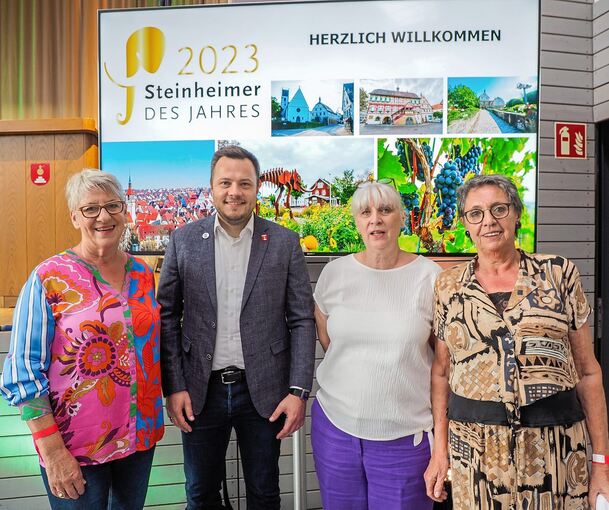 Ehrenamtspreis fürs Lädle-Team: Regina Traub, Bürgermeister Thomas Winterhalter, Petra Möhle und Conny Fies (von links).