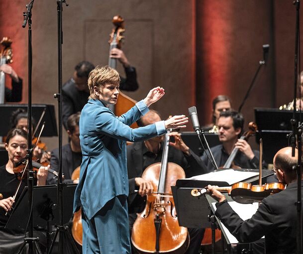 Voller Einsatz: Anja Bihlmaier und das Mahler Chamber Orchestra im Forum.