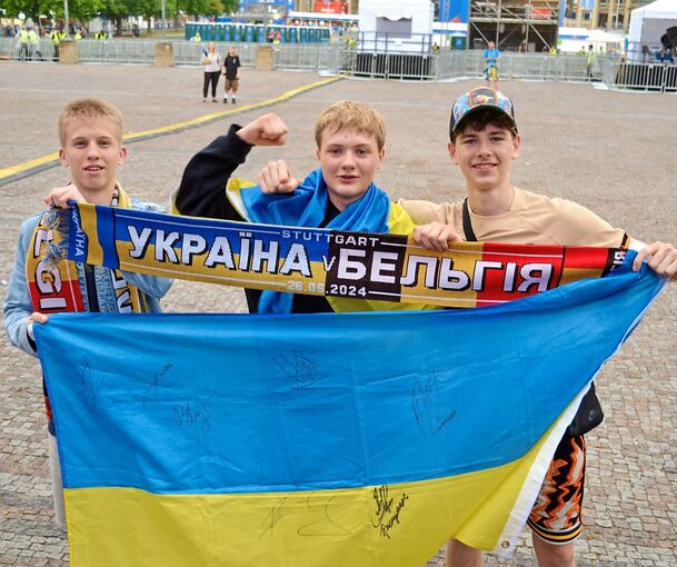 Andrey, Mykhailo und Fedir (von links) sind die ersten – und lange die einzigen – Fans in der Fanzone auf dem Schlossplatz.