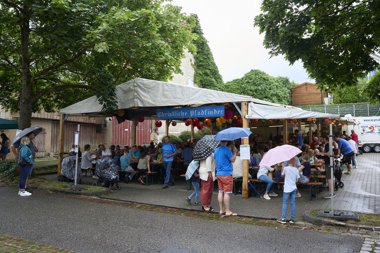 Am Sonntag suchten die Besucher in den Zelten Schutz vor dem Regen. Foto: Andreas Becker