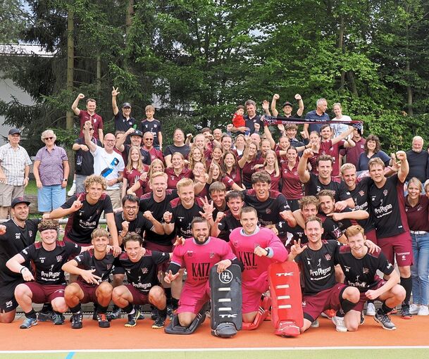 So sehen Meister aus: Die Männer und Frauen des HC Ludwigsburg mit ihren Fans in Nürnberg.