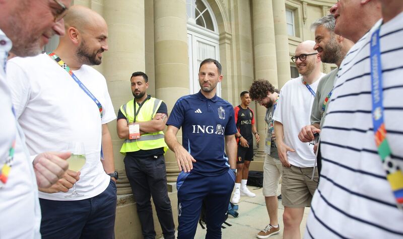 Belgiens Coach Domenco Tedesco plaudert mit Sportjournalisten.