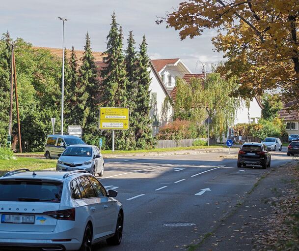 Auch die Einmündung der Schwieberdinger Straße (links) wurde kritisiert, schon lange soll hier umgebaut werden, die Gemeinde wünscht sich dabei einen Kreisverkehr.