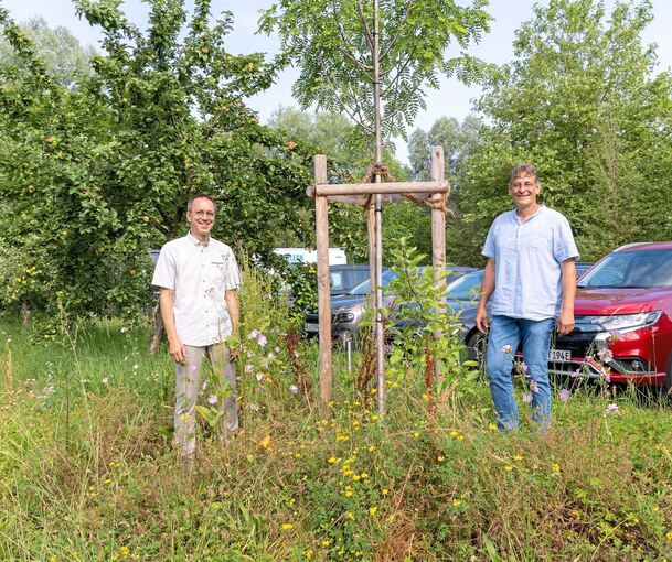 Thomas Scharr (links) und Carsten Heimann haben auf einem Grünstreifen eines Parkplatzes einen vogelfreundlichen Lebensraum angelegt.
