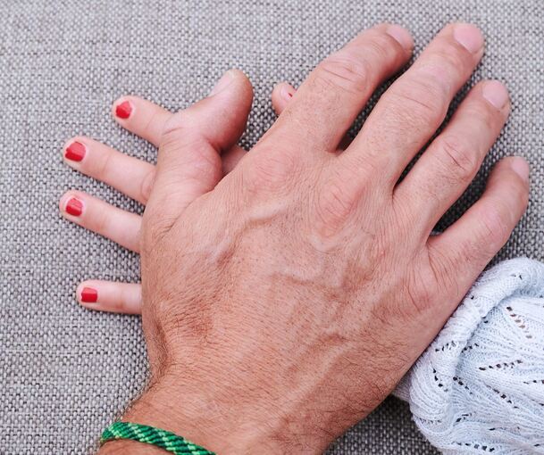 Eine Männerhand liegt auf einer Mädchenhand: Im Kreis Ludwigsburg wurden im vergangenen Jahr mehr als 50 Kinder sexuell missbraucht. Die Dunkelziffer dürfte höher sein.