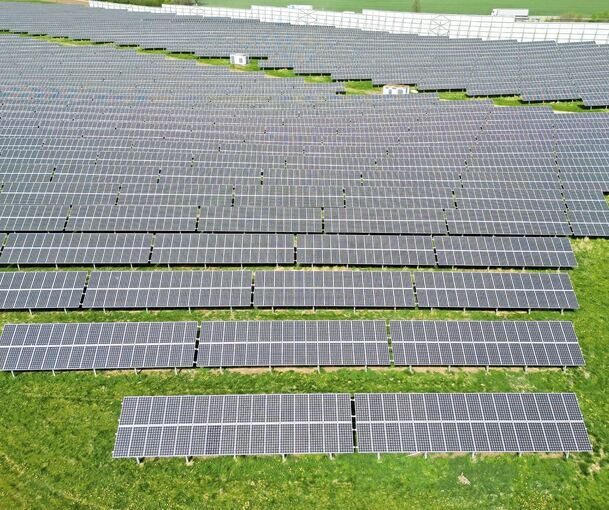 Ein Solarpark aus der Vogelperspektive: Das Land hat seine zwölf Regionen wie Stuttgart verpflichtet, 0,2 Prozent der Fläche für große Photovoltaikanlagen zu reservieren.