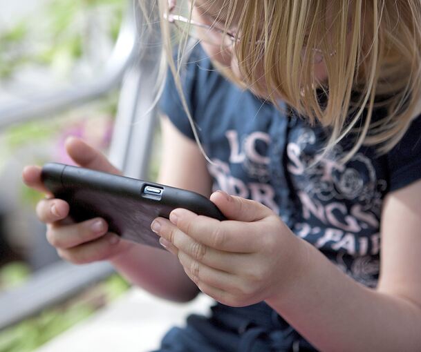 Eine Kindheit ohne Smartphone ist mittlerweile undenkbar. Eltern sind gut beraten, ihr Kind bei der Nutzung zu begleiten.