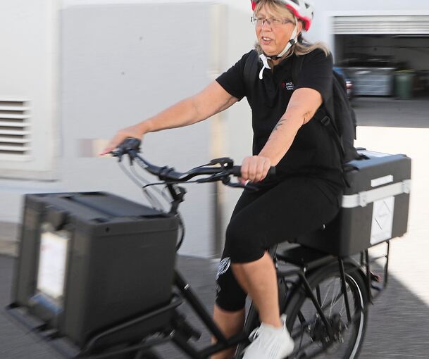 Monika Hennefahrt auf ihrem Lastenrad im Einsatz für das MVZ-Labor.