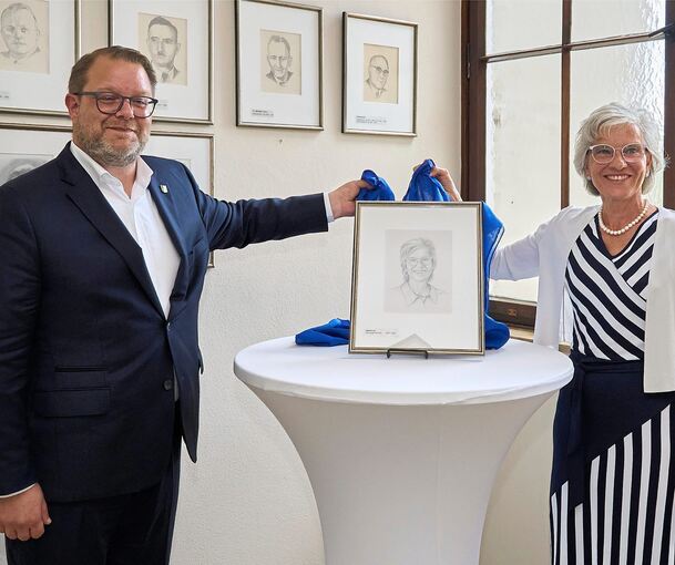 Nico Lauxmann und Ursula Keck enthüllen das „sehr gut gelungene“ Porträt der ehemaligen Oberbürgermeisterin.