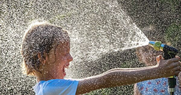 Kühlendes Wasser tut bei Hitze besonders gut, ist aber gerade in heißen Sommern auch eine knappe Ressource.