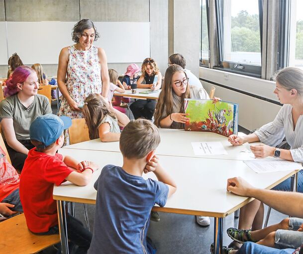 Kindergartenkinder aus Benningen entdecken gemeinsam mit ihren Fachkräften Geschichten und Reime im Workshop unter der Leitung von Ingeborg Nefzer.