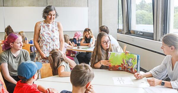 Kindergartenkinder aus Benningen entdecken gemeinsam mit ihren Fachkräften Geschichten und Reime im Workshop unter der Leitung von Ingeborg Nefzer.