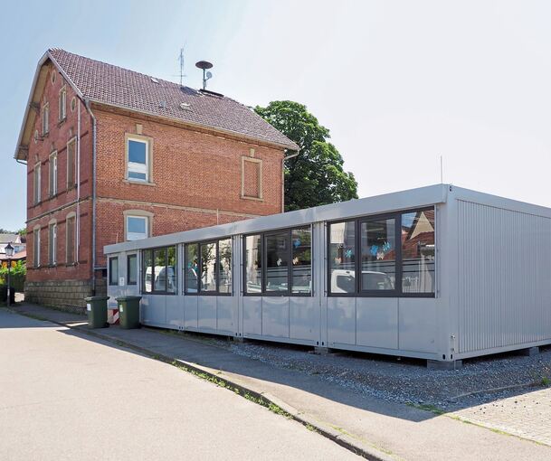 Der Kindergarten in Winzerhausen ist während der Sanierung vorübergehend in diesen Containern neben dem Alten Schulhaus untergebracht.