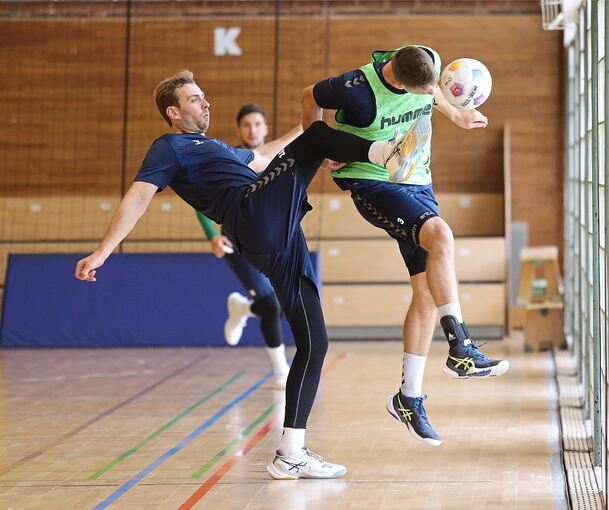 Fußballspielende Handballer: Bietigheims Tom Wolf (links) und Nikola Vlahovic beim Trainingsstart der SG BBM Bietigheim in der Viadukthalle am Mittwoch.