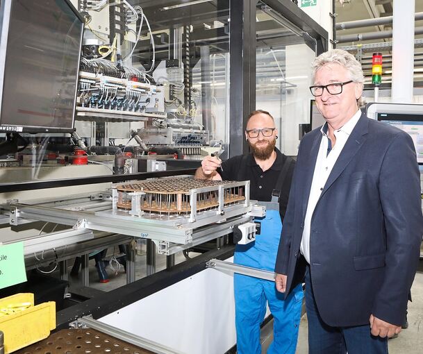 Peter Schilderoth, Geschäftsführer der Gramm Technik GmbH (rechts), steht hier mit Filippo Ferro in der Halle vor einer Prototypen-Verchromungsanlage, auf der unter anderem eine Kleinserie von zehn Millionen Ventil-Teilen für das Auto-Zulieferunterne