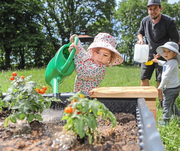 Kinder pflegen Tomaten im Naturkindergarten in Gemmrigheim: Das soll nächstes Jahr auch in Schwieberdingen möglich sein.