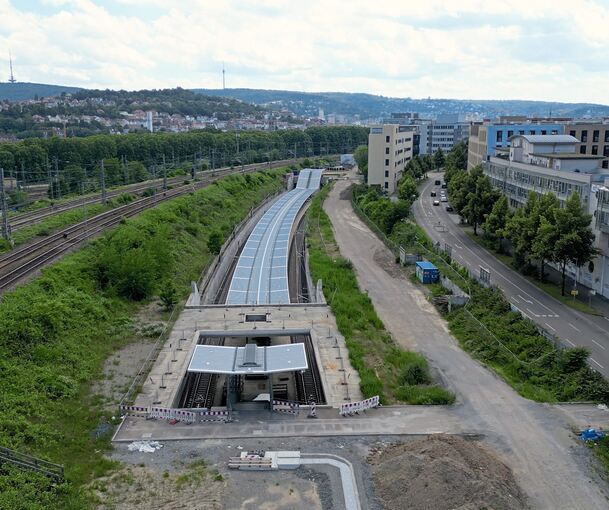 Die neue Station Mittnachtstraße zwischen Nord- und Hauptbahnhof (im Hintergrund) als künftiger Umsteigepunkt auch aus dem Kreis Ludwigsburg in Richtung Bad Cannstatt.