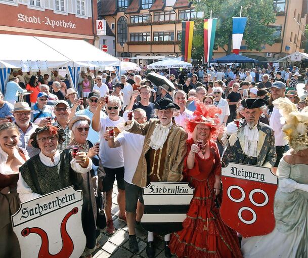 Auftakt des zweitägigen Festes mit Freiwein auf dem Marktplatz.