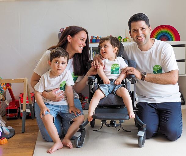 Nadine und Sérgio Pereira freuen sich gemeinsam mit ihrem dreijährigen Sohn Luís, dass das Lächeln in das Gesicht von Leano (Mitte) zurückgekehrt ist.