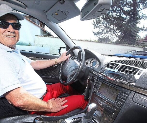 „Dieses Fahrzeug hat mir von Anfang an zugesagt“: Reinhold Spitzer am Steuer seines Mercedes ...