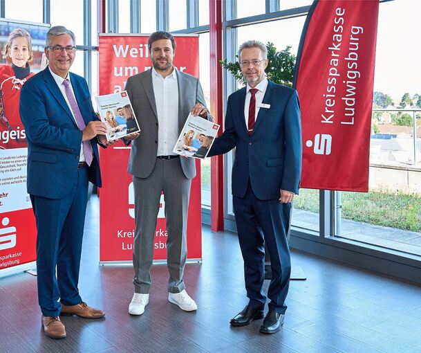 Päsentieren stolz den Jahres- und Nachhaltigkeitsbericht: Landrat Dietmar Allgaier, SGBBM-Geschäftsführer Bastian Spahlinger und KSK-Vorstandsvorsitzender Heinz-Werner Schulte (von links).