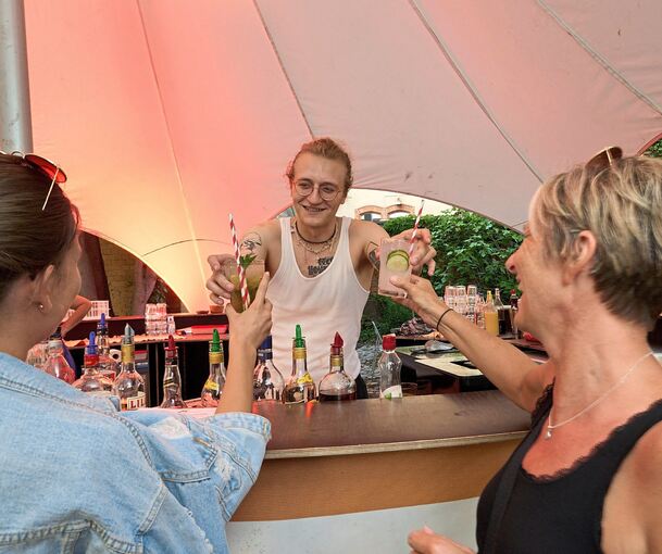 Kühle Cocktails von der Bar werden beim Open-Air-Kino im Innenhof der Karlskaserne ausgeschenkt. Archivbild: Andreas Becker