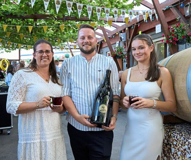 Lisa Holz, Patric Lorenz und Emily Lorenz (von links) freuen sich beim Hoffest über zahlreiche Gäste.