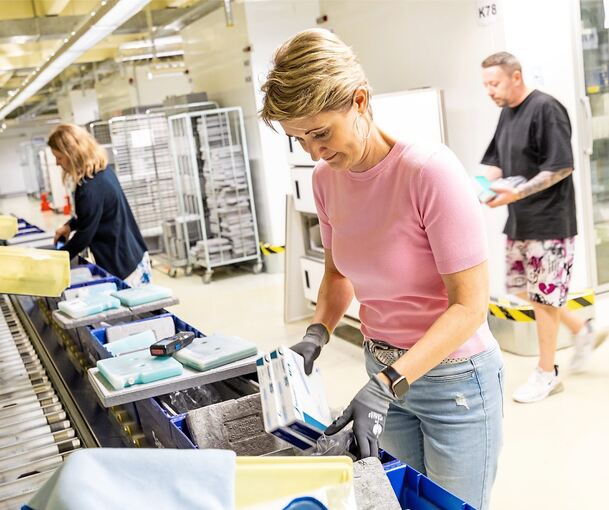 Sanacorp-Mitarbeiter bei der Arbeit: Passende Medikamente in die Kühlbox, vorgekühlte Akkus dazu und ab geht‘s Richtung Lieferfahrzeuge.