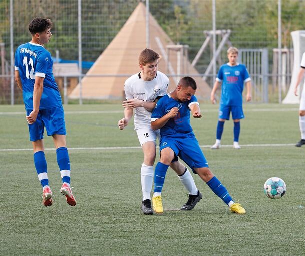 Im Spiel Bönnigheim (in blau) gegen Kirchheim schenkten sich beiden Mannschaften nichts.