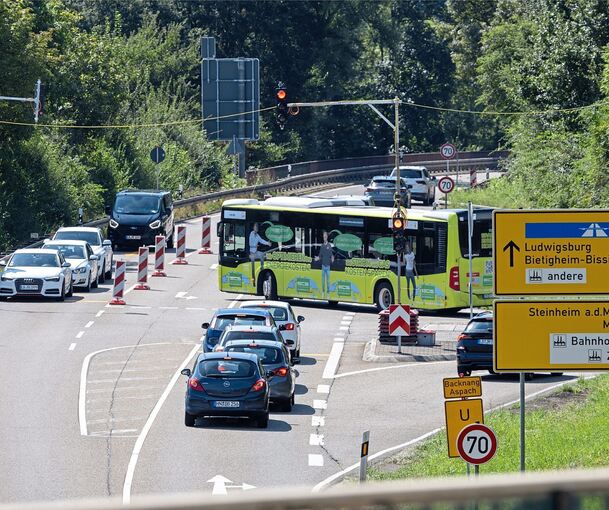 Auf der L 1100 ist provisorisch eine Ampel installiert worden. Warum ist derzeit noch ein Mysterium.