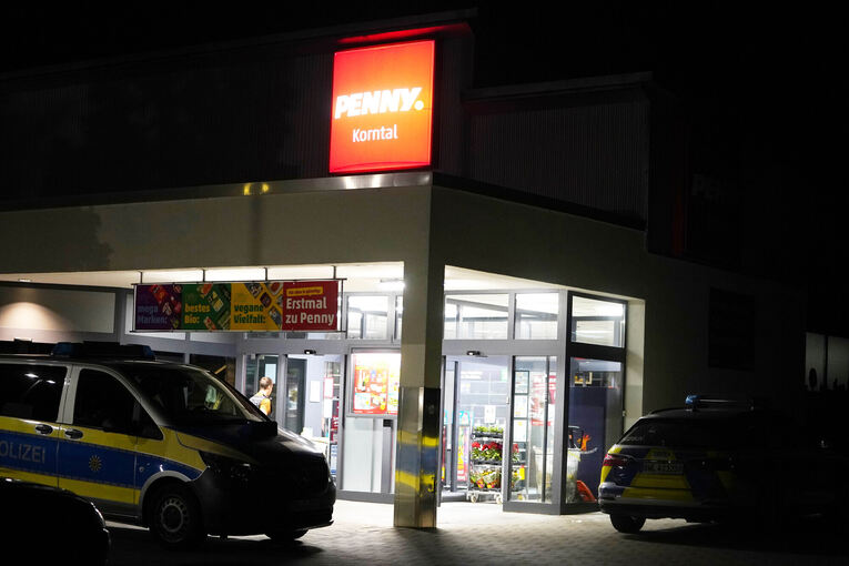 Großeinsatz der Polizei nach dem Raubüberfall auf einen Discounter in Korntal.