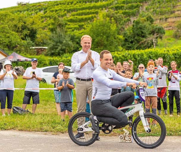 Pleidelsheims Bürgermeister Ralf Trettner beim Empfang für den Olympiateilnehmer Philip Schaub.