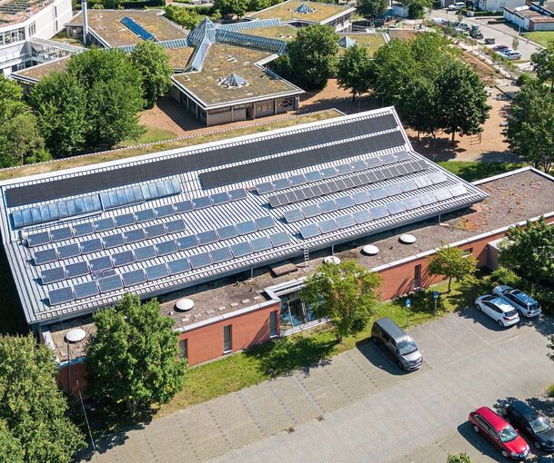 Die Solarelemente auf der Sporthalle in Kirchheim.