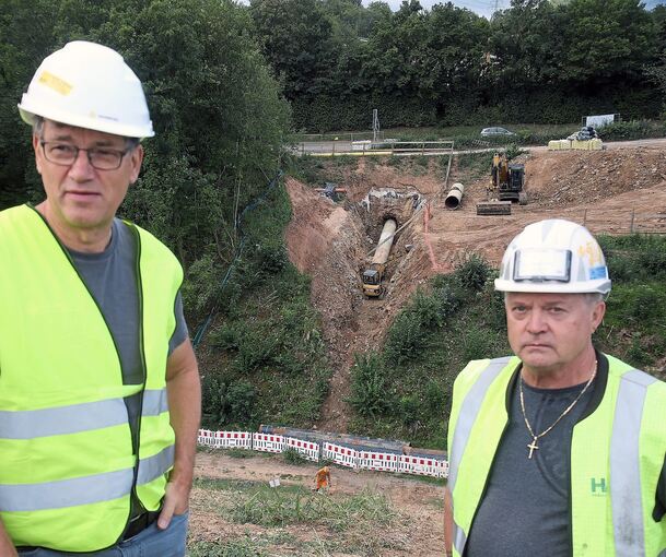 Projektleiter Christoph Kröhnert (links) und Bauleiter Philipp Mayerhofer an der Baustelle bei Löchgau.