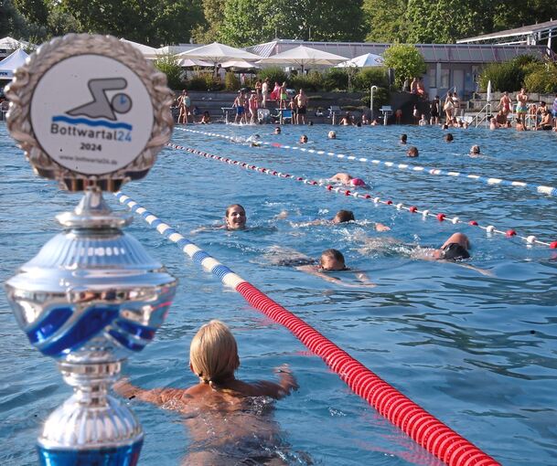 Auf abgetrennten Bahnen fand das 24-Stunden-Schwimmen statt.