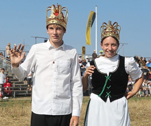 Jana Deufel und Jannick Belz sind das neue Schäferlaufpaar: Sie haben auf dem Stoppelfeld gewonnen.