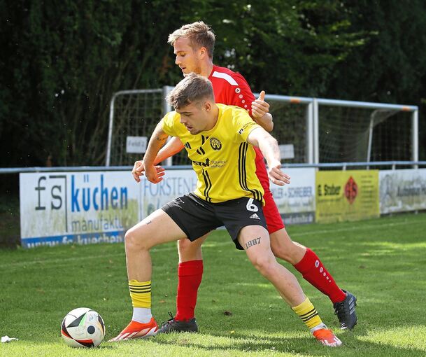 Abgeschirmt: Luis Feyhl (rot, TVP) gegen Louis Hermann.