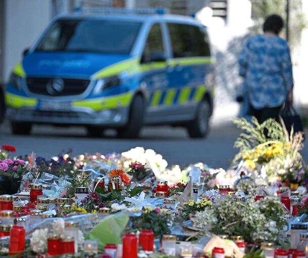 Blumen und Kerzen sind in der Nähe des Tatortes in Solingen abgelegt worden.